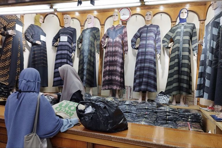 Menjahit Kemandirian Fashion Syariah